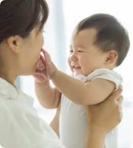 微笑みあう母親と赤ちゃん